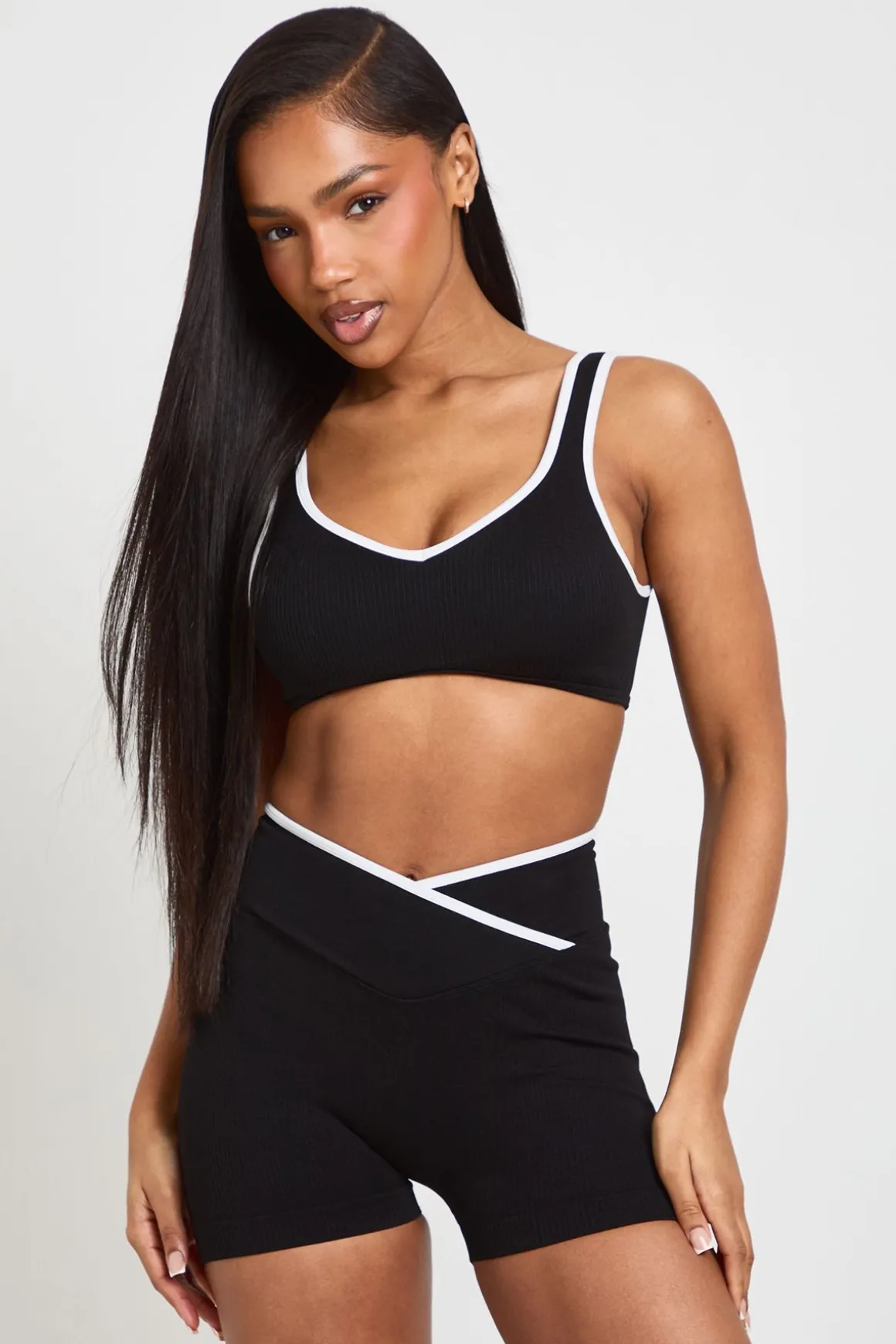 Short Actif Côtelé Sans Couture Avec Détail Froncé Fessier Et Design Croisé Contrasté