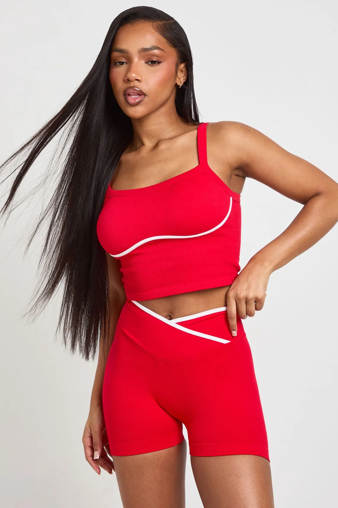 Short Actif Sans Couture Côtelé À Détails Contrastants Avec Effet Gainant Et Taille Cache-cœur