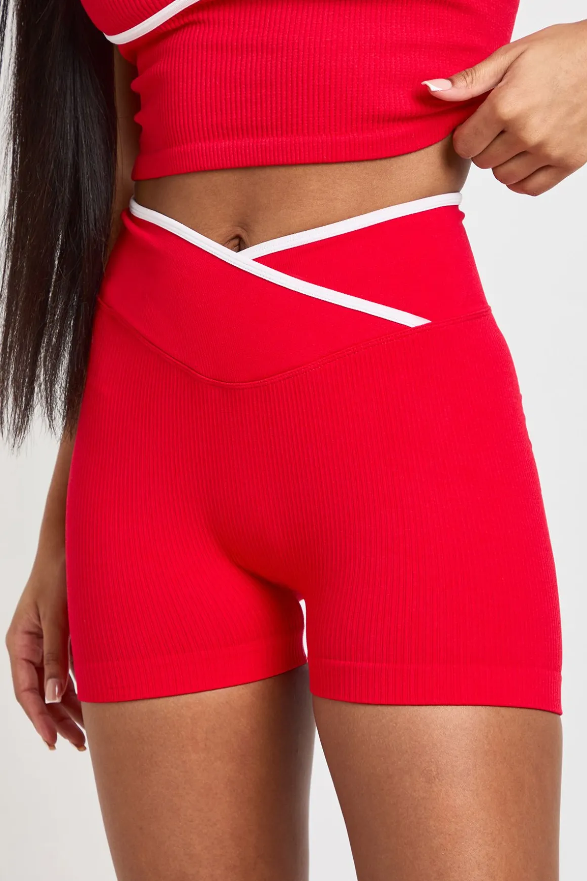 Short Actif Sans Couture Côtelé À Détails Contrastants Avec Effet Gainant Et Taille Cache-cœur