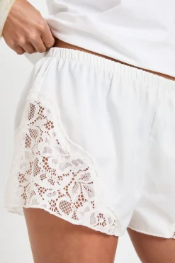 boohoo Short Court Satiné Avec Bordure En Dentelle Petite<Femme Satin Et Dentelle|Shorts