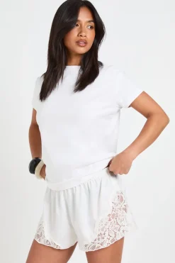 boohoo Short Court Satiné Avec Bordure En Dentelle Petite<Femme Satin Et Dentelle|Shorts