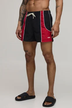 boohooMAN Short De Bain Court À Panneaux Avec Broderie Pour Homme<Homme Shorts|Maillots De Bainnouveau