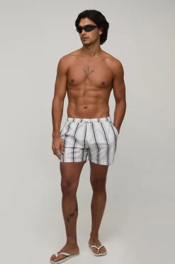 boohooMAN Short De Bain Mi-long À Rayures<Homme Maillots De Bainnouveau