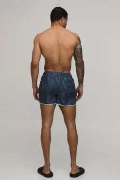 boohooMAN Short De Bain Super Court À Imprimé Synthétique Avec Broderie Man Et Passepoil<Homme Shorts|Maillots De Bainnouveau