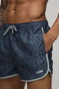 boohooMAN Short De Bain Super Court À Imprimé Synthétique Avec Broderie Man Et Passepoil<Homme Shorts|Maillots De Bainnouveau