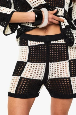 boohoo Short de plage ample en crochet à damiers<Femme Pulls Et Gilets|Toutes Les Mailles