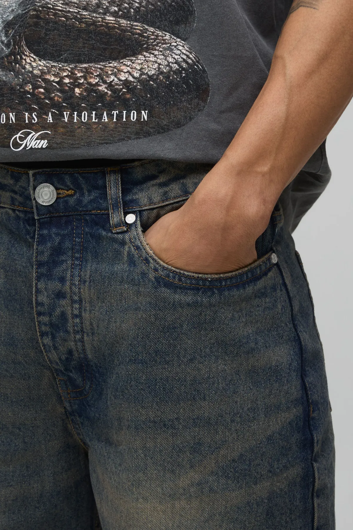 boohooMAN Short En Denim Teinté Coupe Décontractée<Homme Denim|Tout Afficher