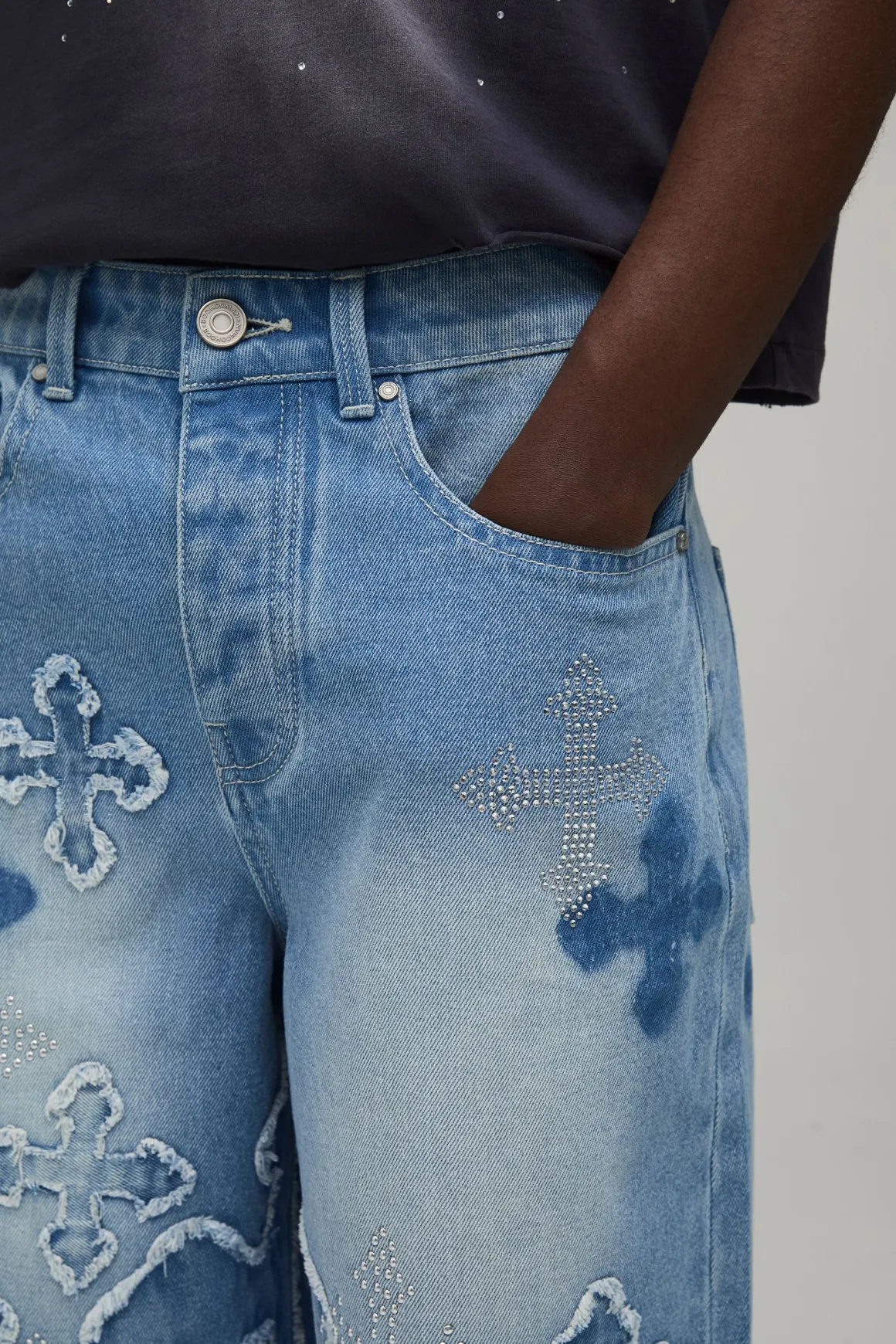 Short En Jean Avec Croix Appliquée En Strass