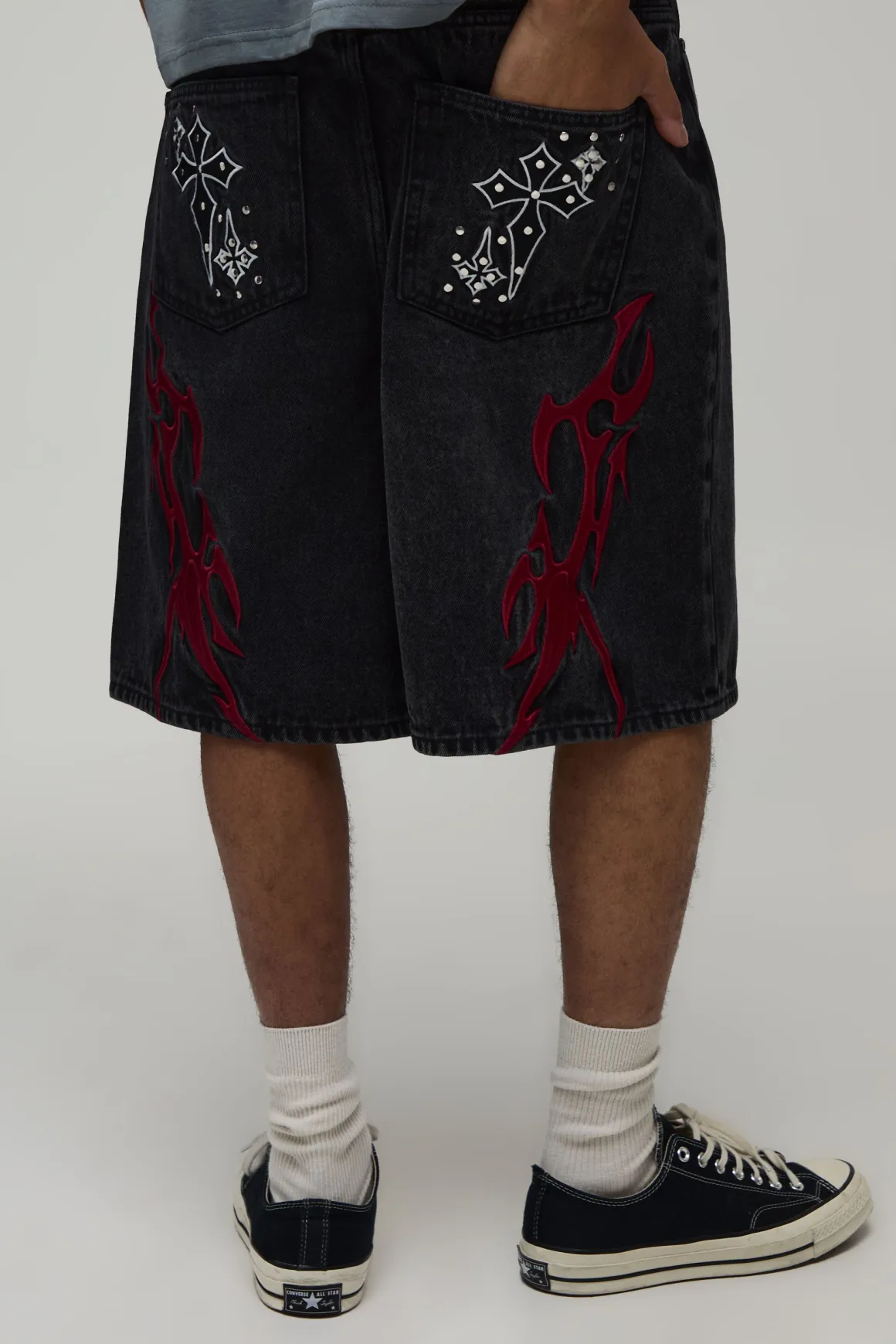Short En Jean Brodé Avec Applique Croix Coupe Parachute