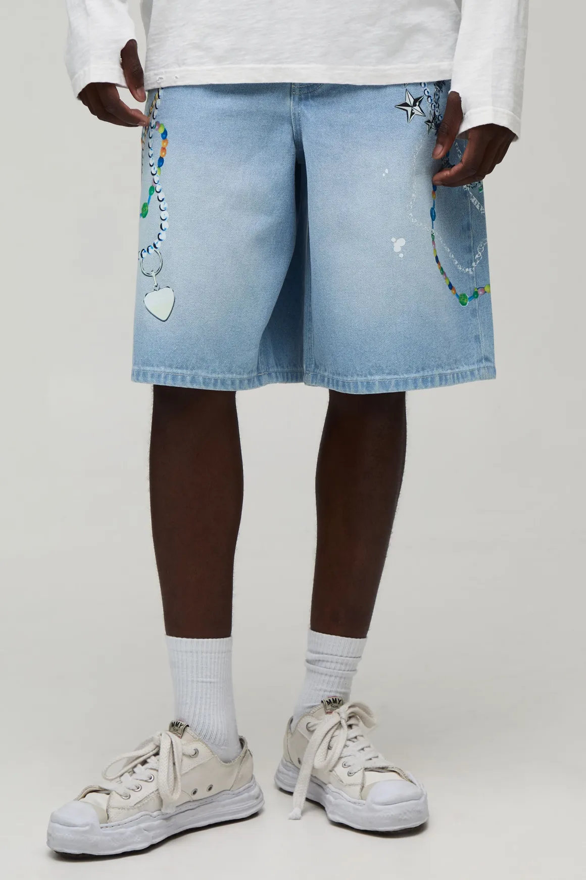 Short En Jean Délavé Ample À Imprimé Éclaboussures De Peinture Et Chaînes