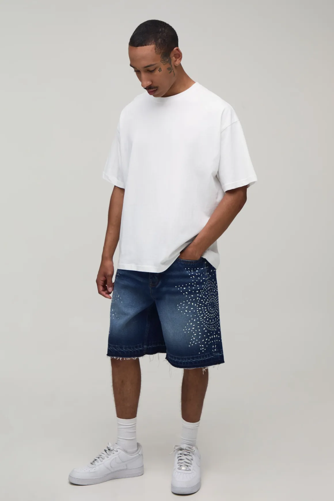 Short En Jean Délavé Coupe Décontractée À Bords Bruts Et Strass