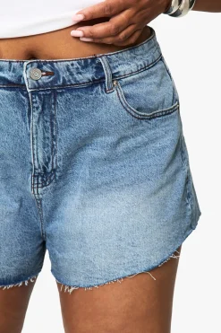 boohoo Short En Jean Grande Taille À Ourlet Brut<Femme Denim|Shorts