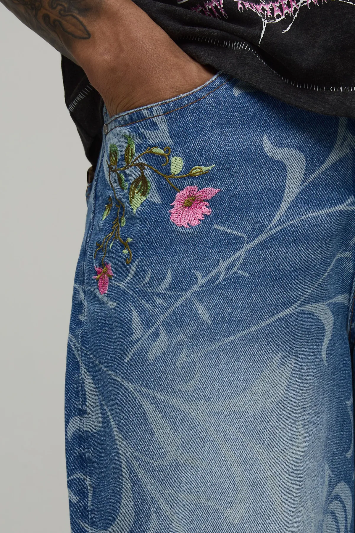 boohooMAN Short En Jean Long Broderie Florale<Homme Jorts|Denim