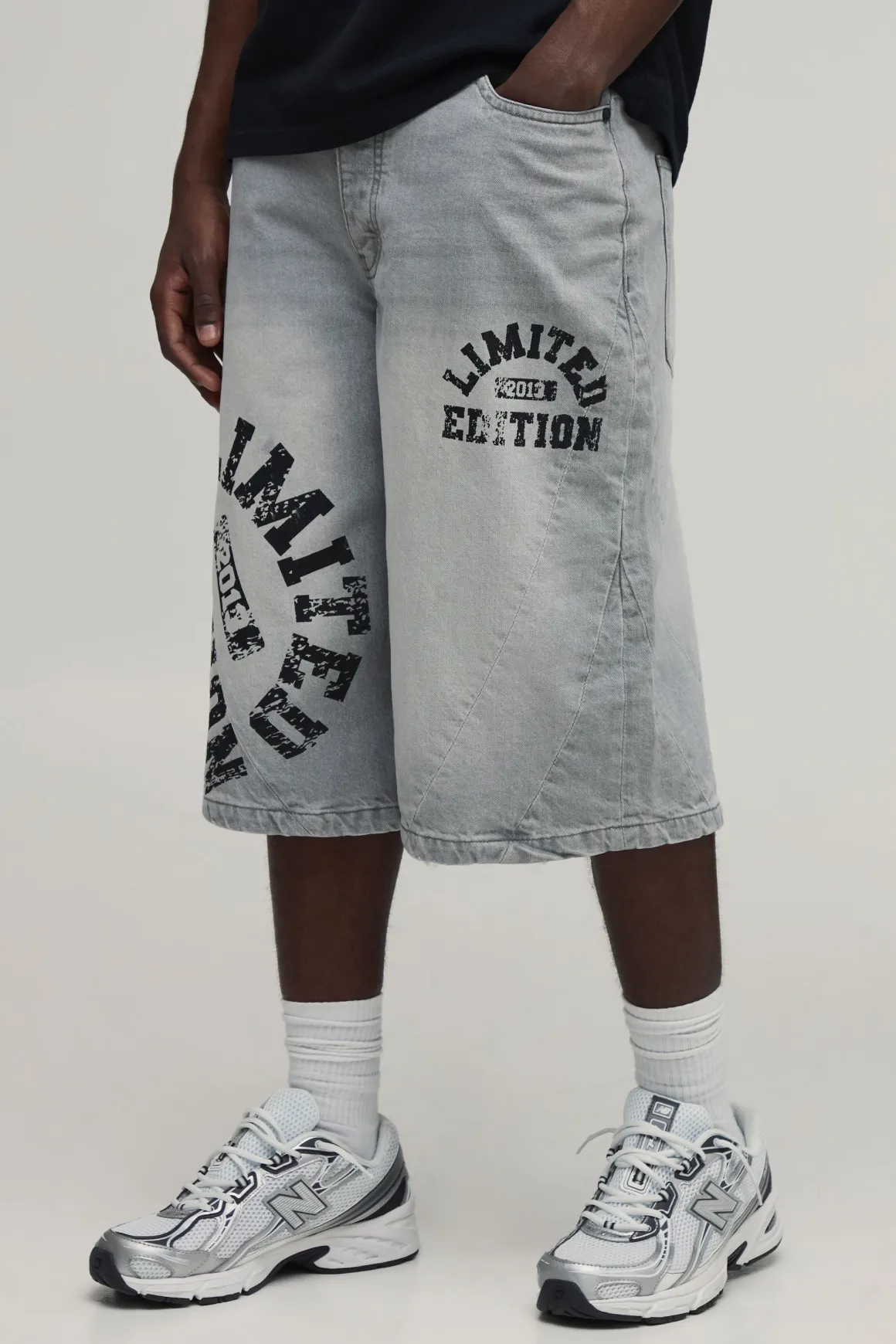 Short En Jean Long À Imprimé Varsity Avec Empiècements Contrastés