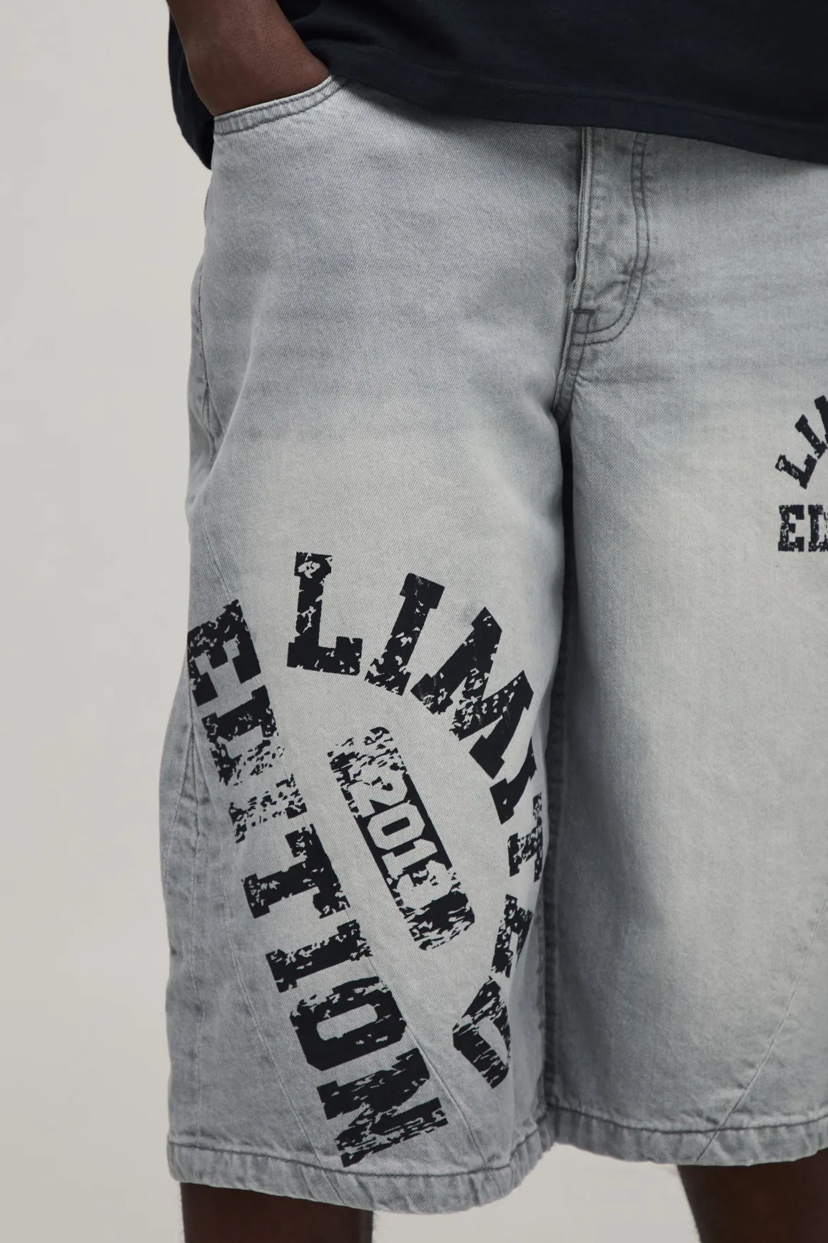 Short En Jean Long À Imprimé Varsity Avec Empiècements Contrastés