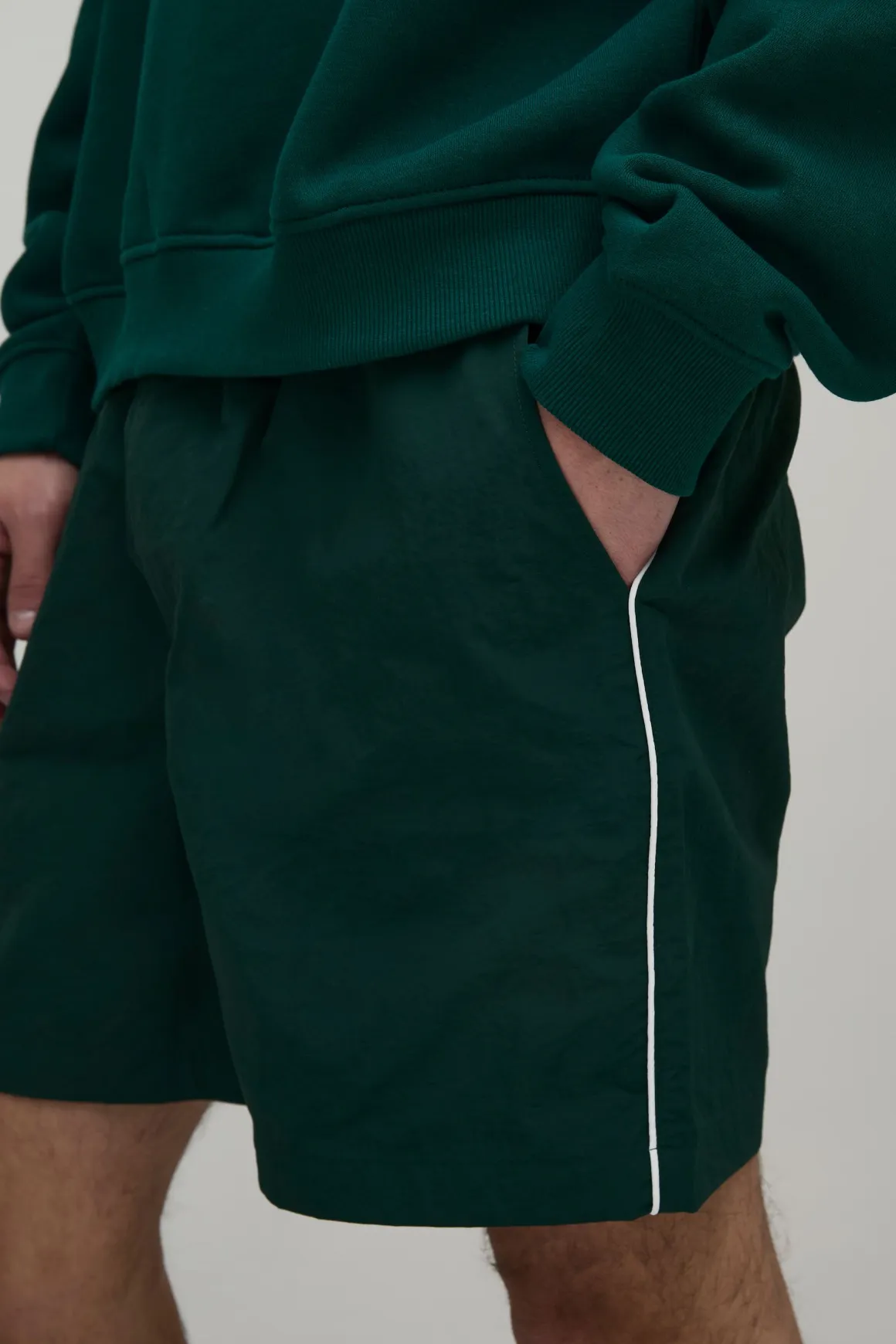 Short En Nylon Ample Longueur Courte Avec Passepoil