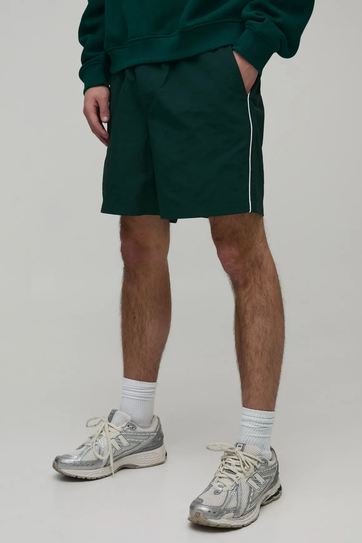 Short En Nylon Ample Longueur Courte Avec Passepoil