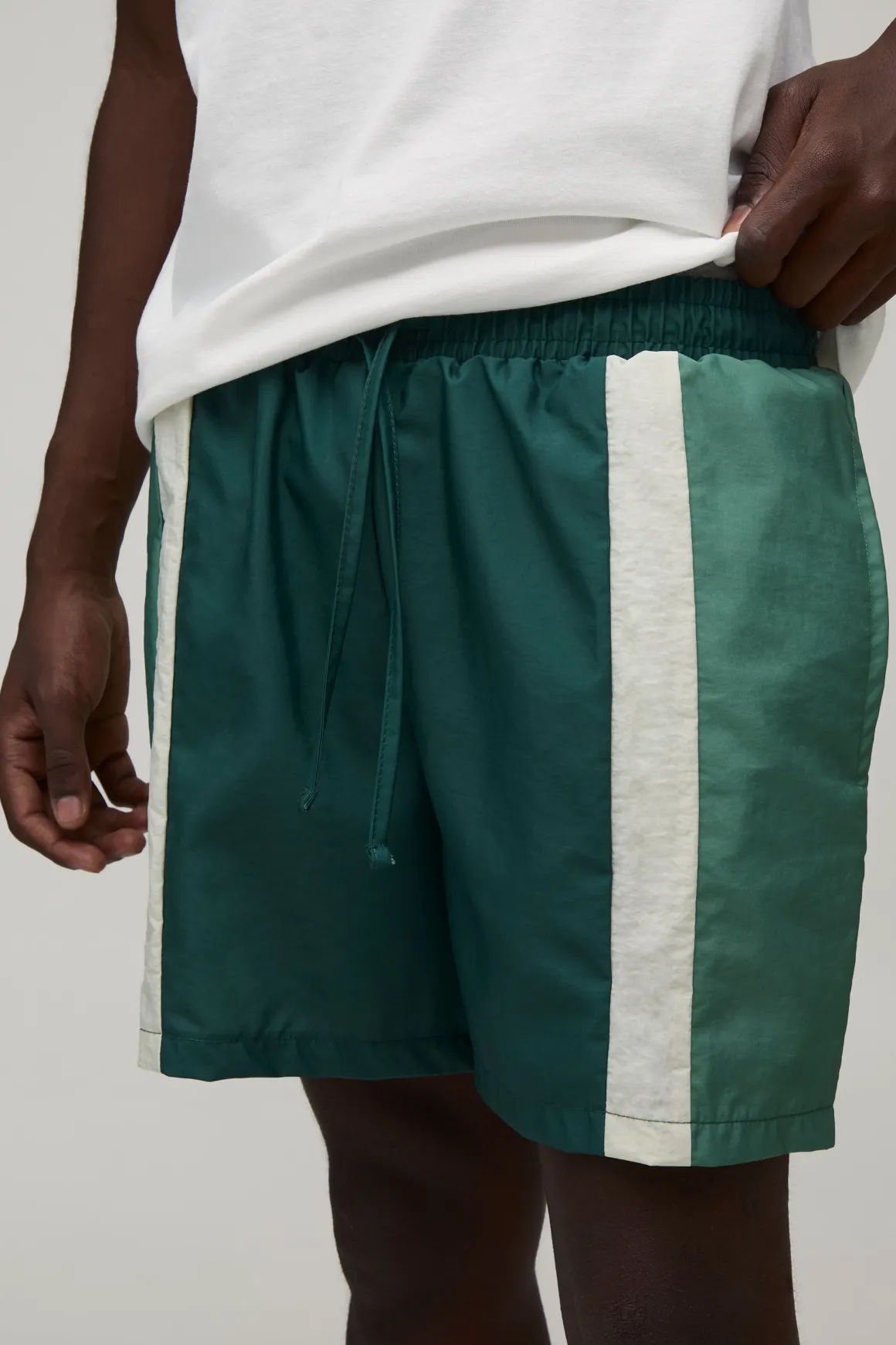 Short En Nylon Coupe Décontractée À Empiècements Latéraux Longueur Courte