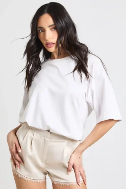 Short En Satin Ajusté Avec Bordure En Dentelle