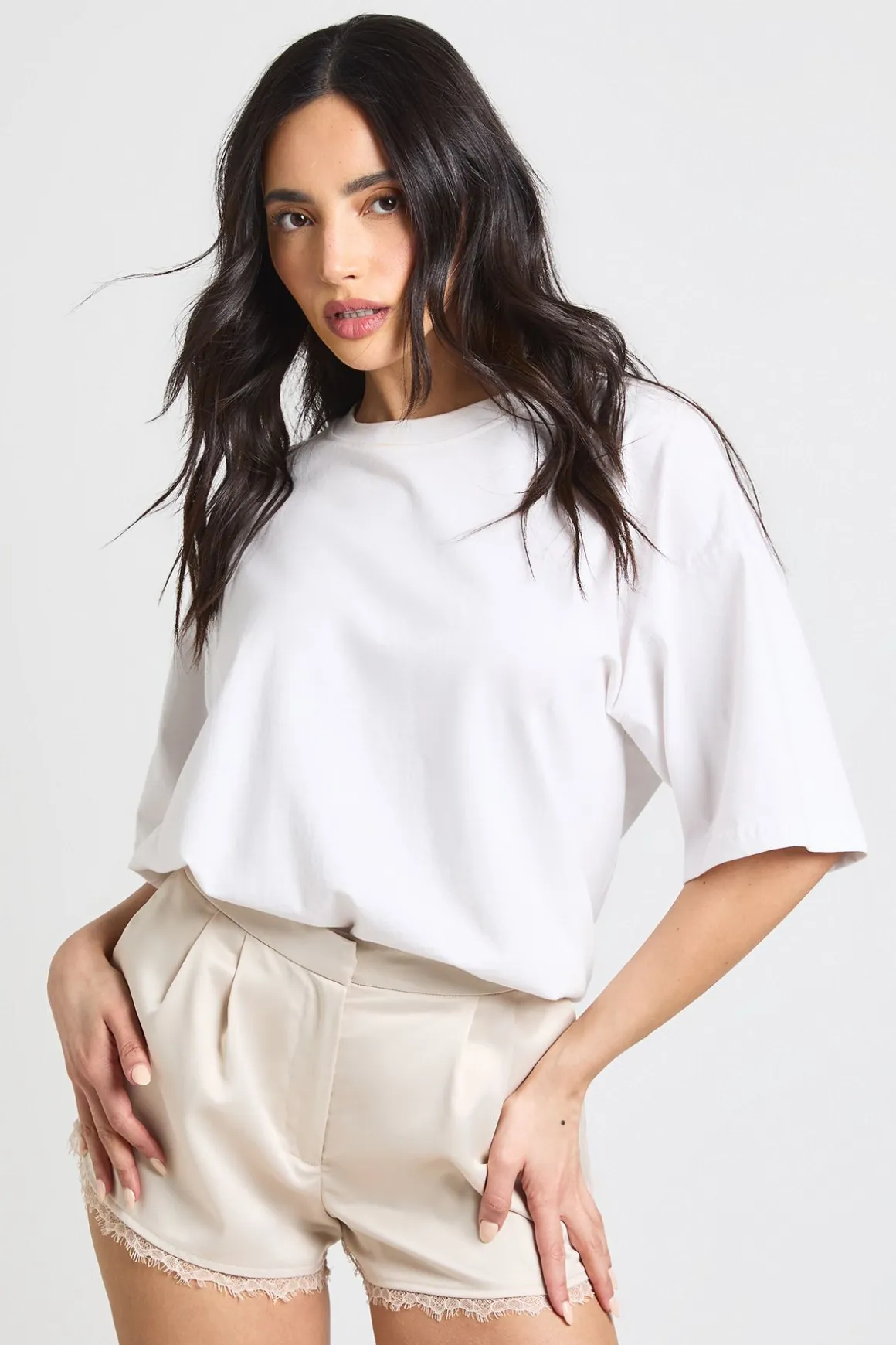 Short En Satin Ajusté Avec Bordure En Dentelle