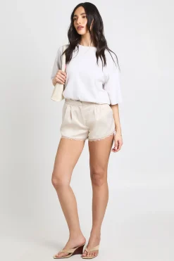 Short En Satin Ajusté Avec Bordure En Dentelle