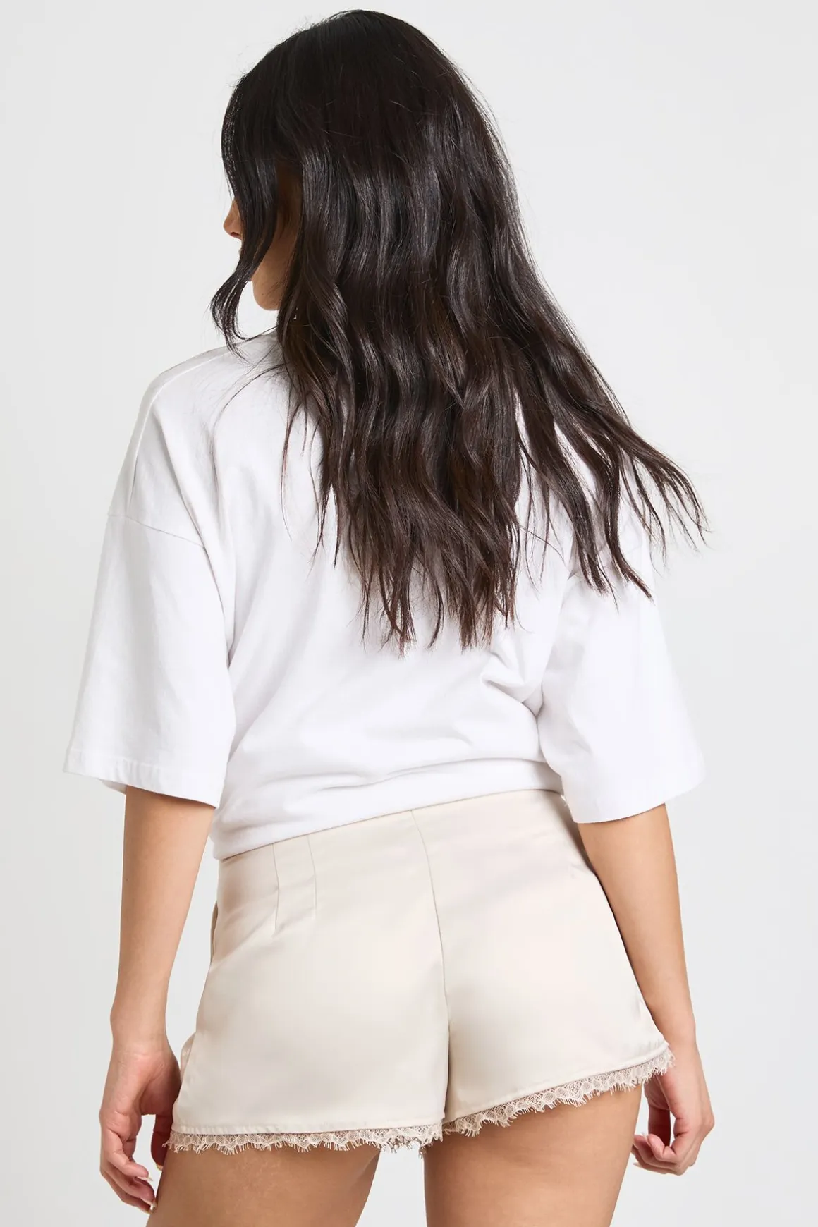 Short En Satin Ajusté Avec Bordure En Dentelle