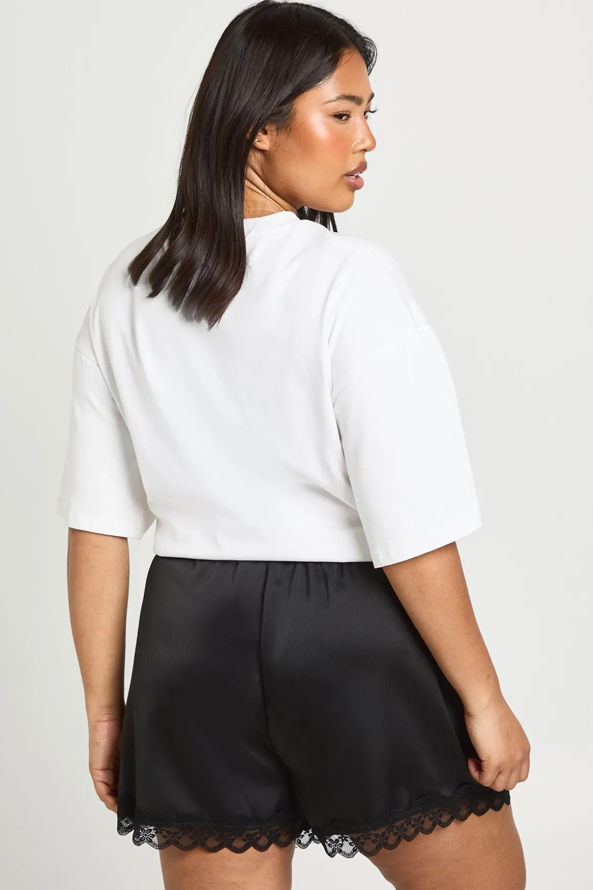 Short Grande Taille En Satin Avec Bordure En Dentelle