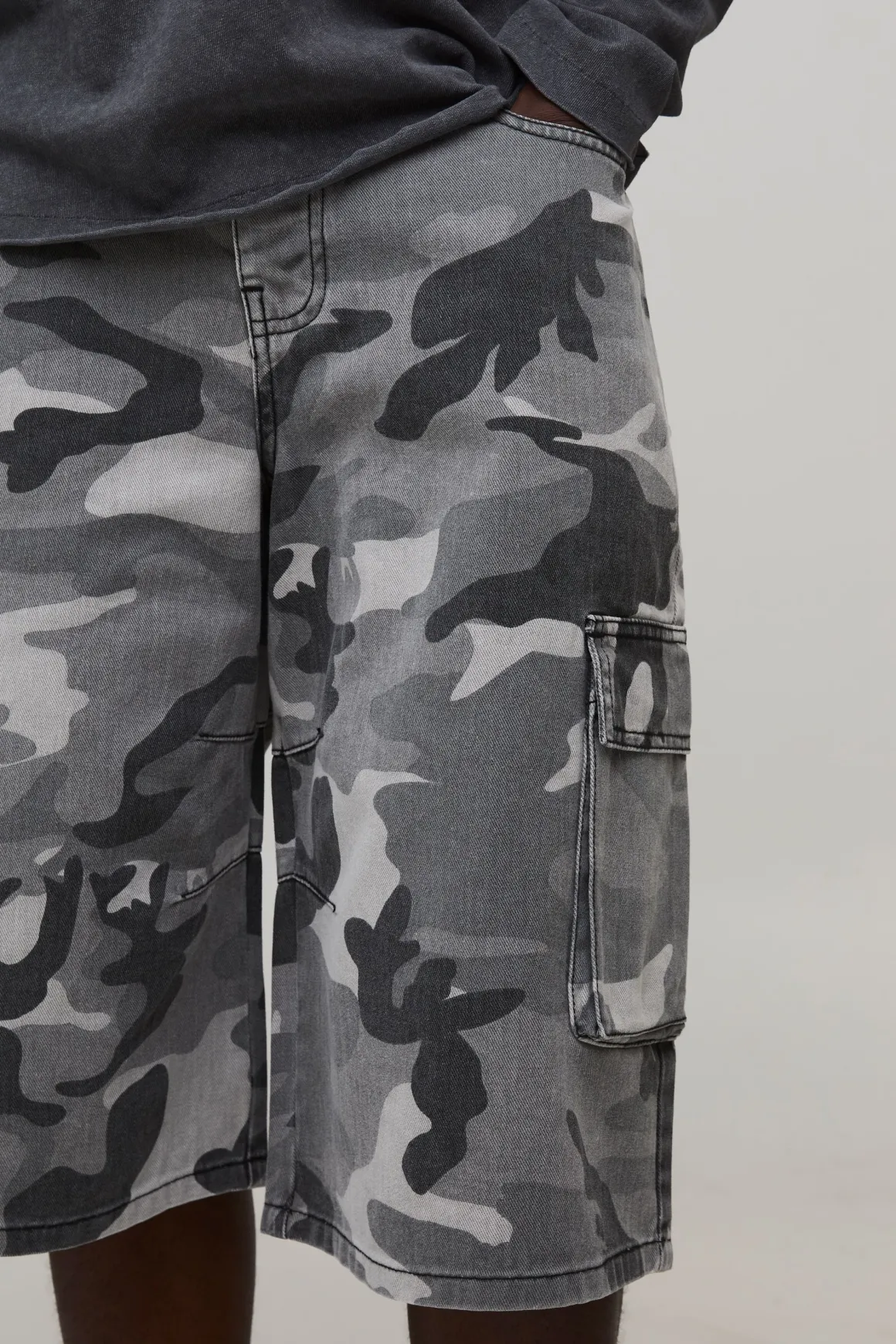 Short Long Camouflage Lavé à Plis au Genou