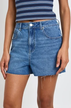 boohoo Short mini en denim pour grandes tailles<Femme Denim|Shorts