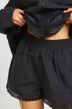 boohoo Short À Ourlet Bordé De Dentelle<Femme Satin Et Dentelle|Shorts