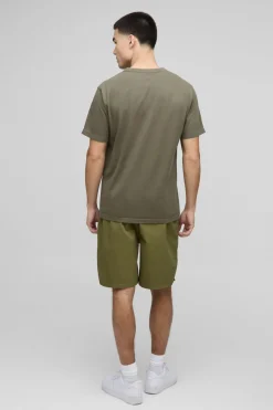 Shorts ample en sergé, taille élastiquée et ourlet fendu.