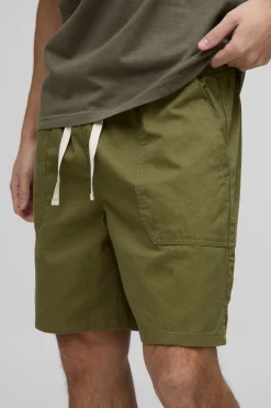 Shorts ample en sergé, taille élastiquée et ourlet fendu.