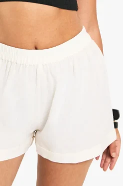 Shorts en lin retroussés