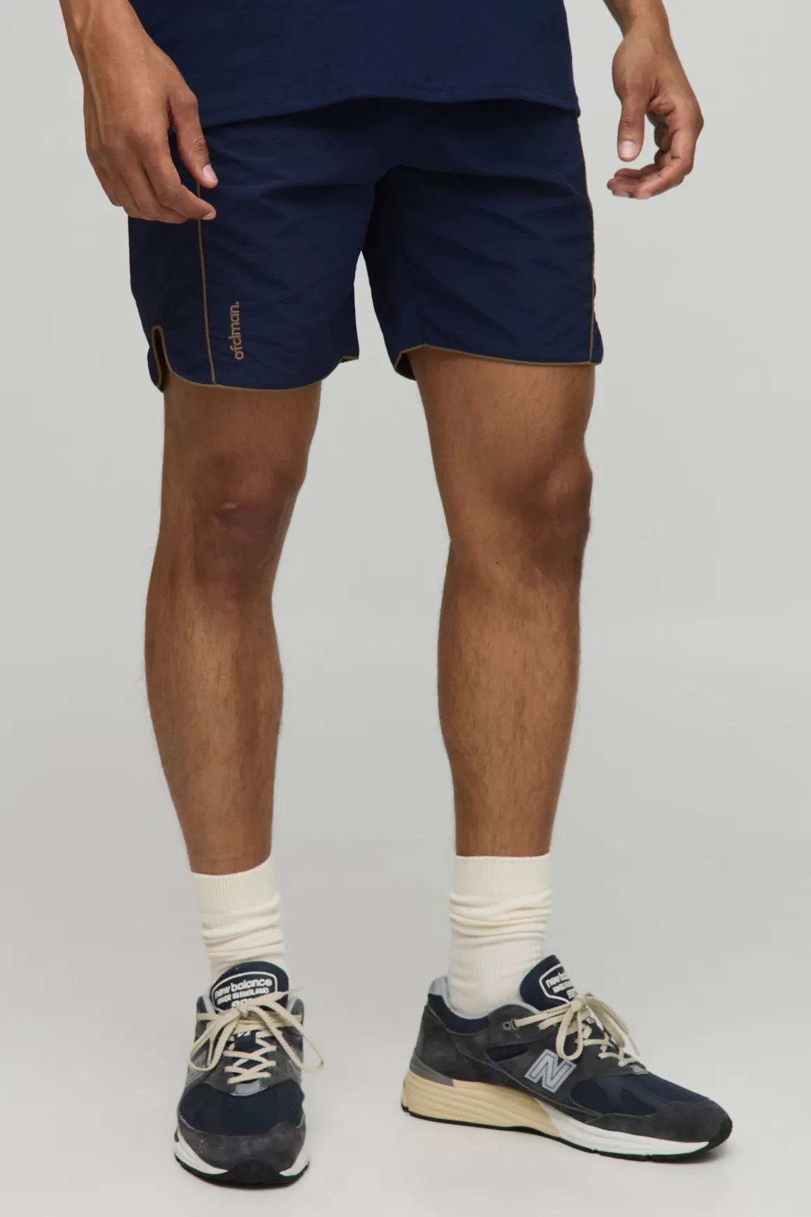 Shorts en nylon froissé à taille élastiquée avec passepoil