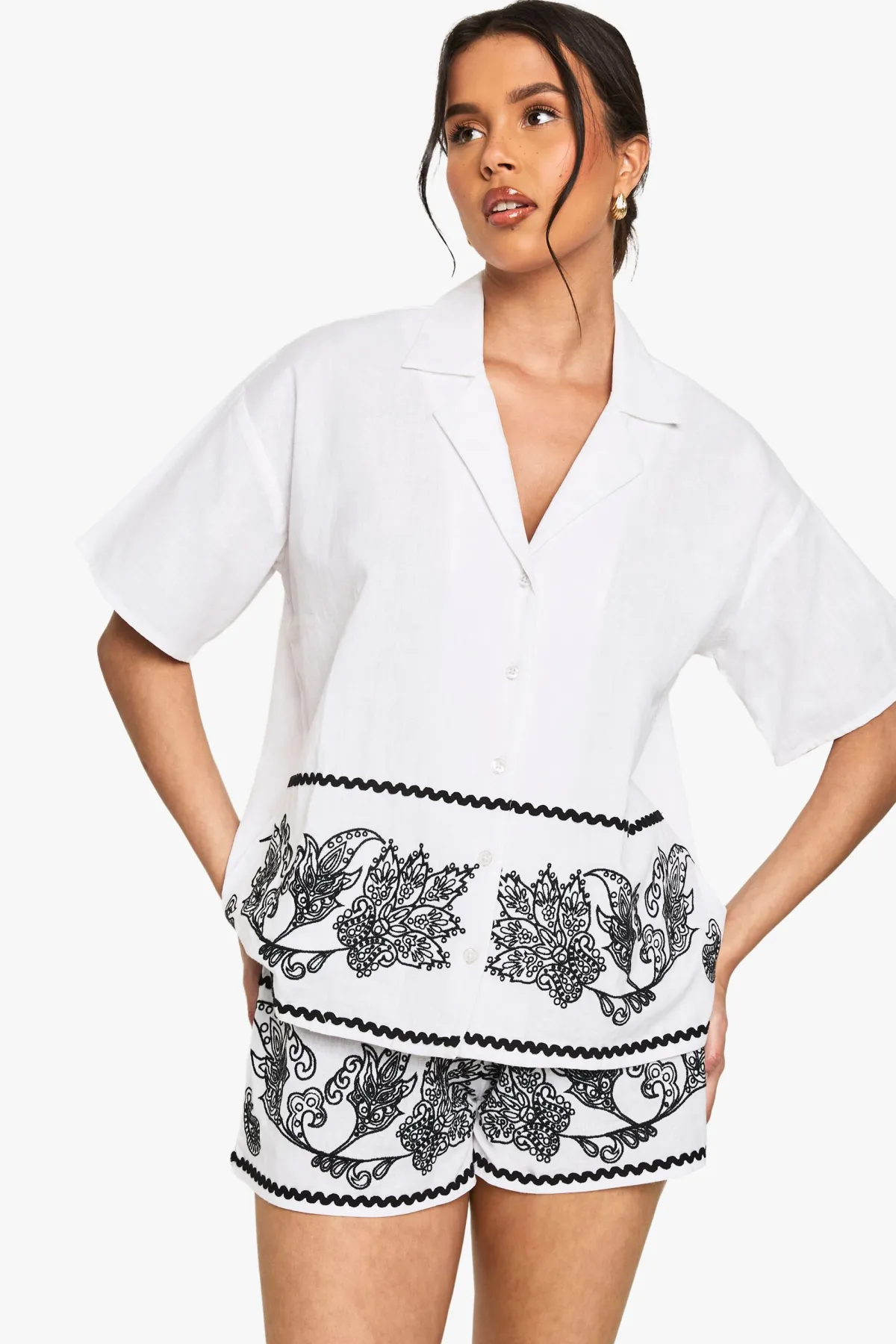 boohoo Shorts en popeline de coton avec garniture brodée<Femme Shorts