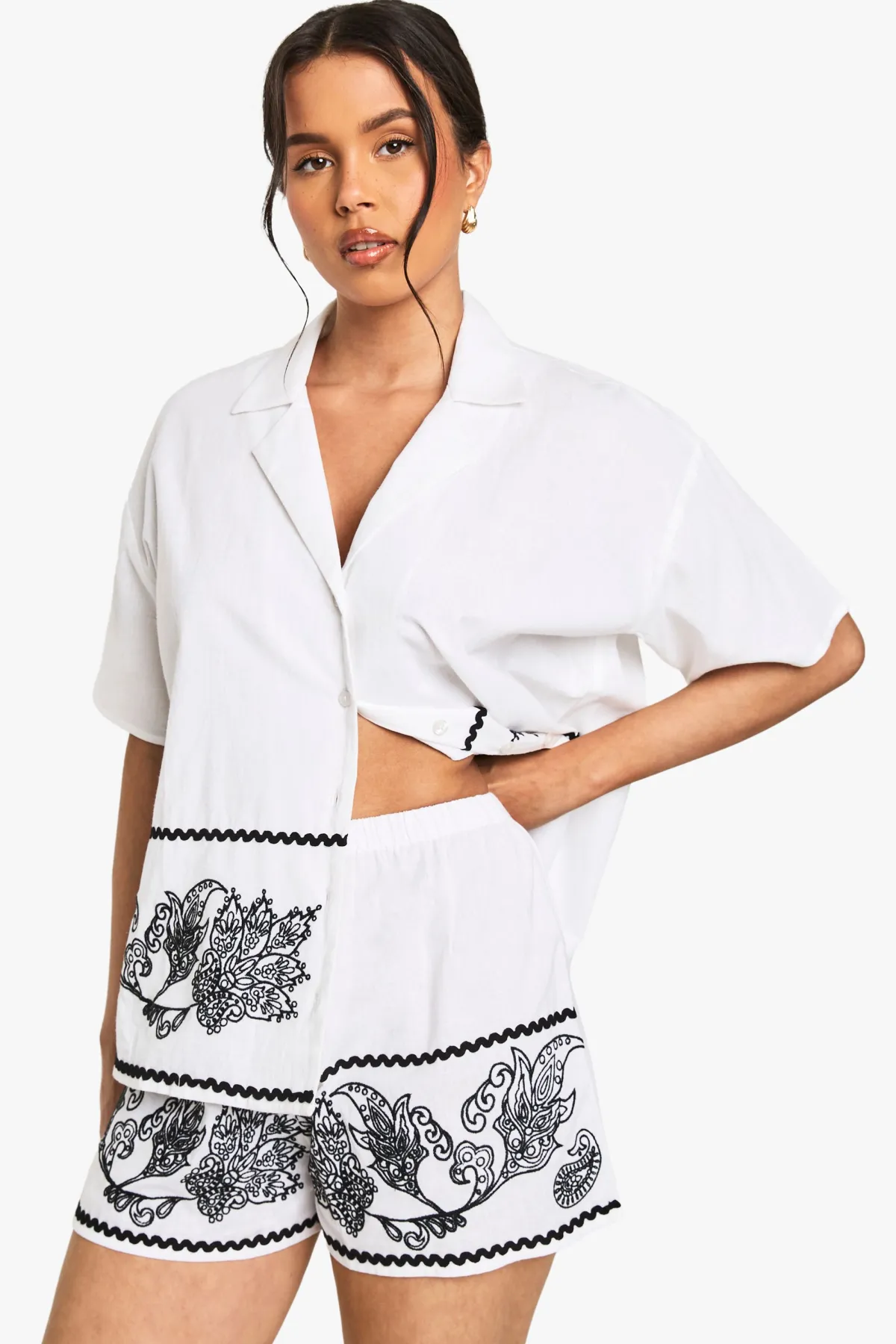boohoo Shorts en popeline de coton avec garniture brodée<Femme Shorts