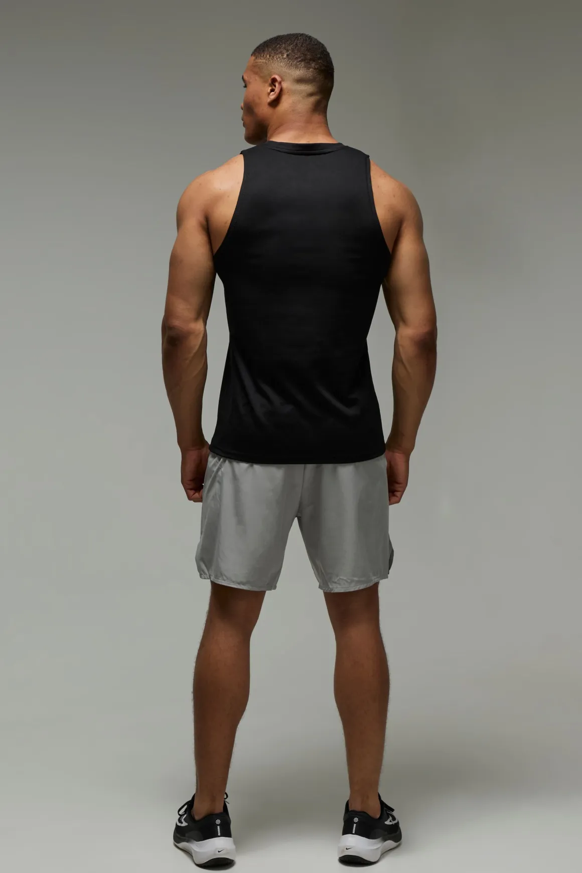 Shorts homme actif perforé stretch tissé 7 pouces
