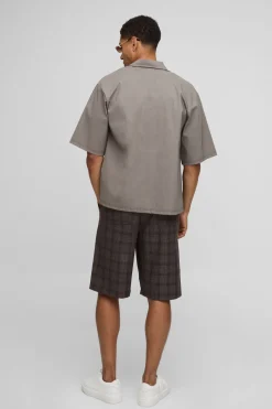 Shorts longs à carreaux, coupe ample avec taille élastiquée.