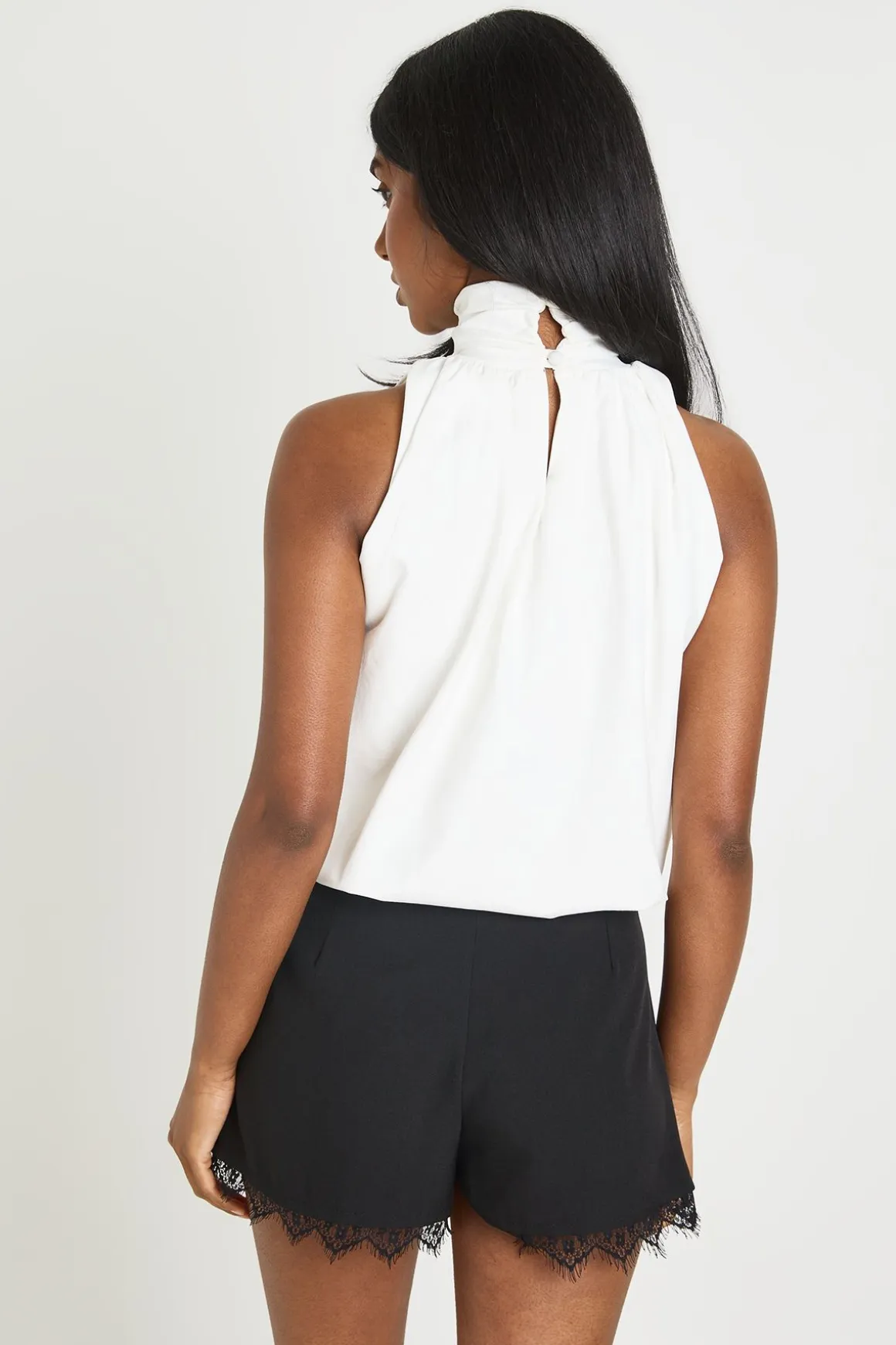 Short Tailleur À Finition Dentelle
