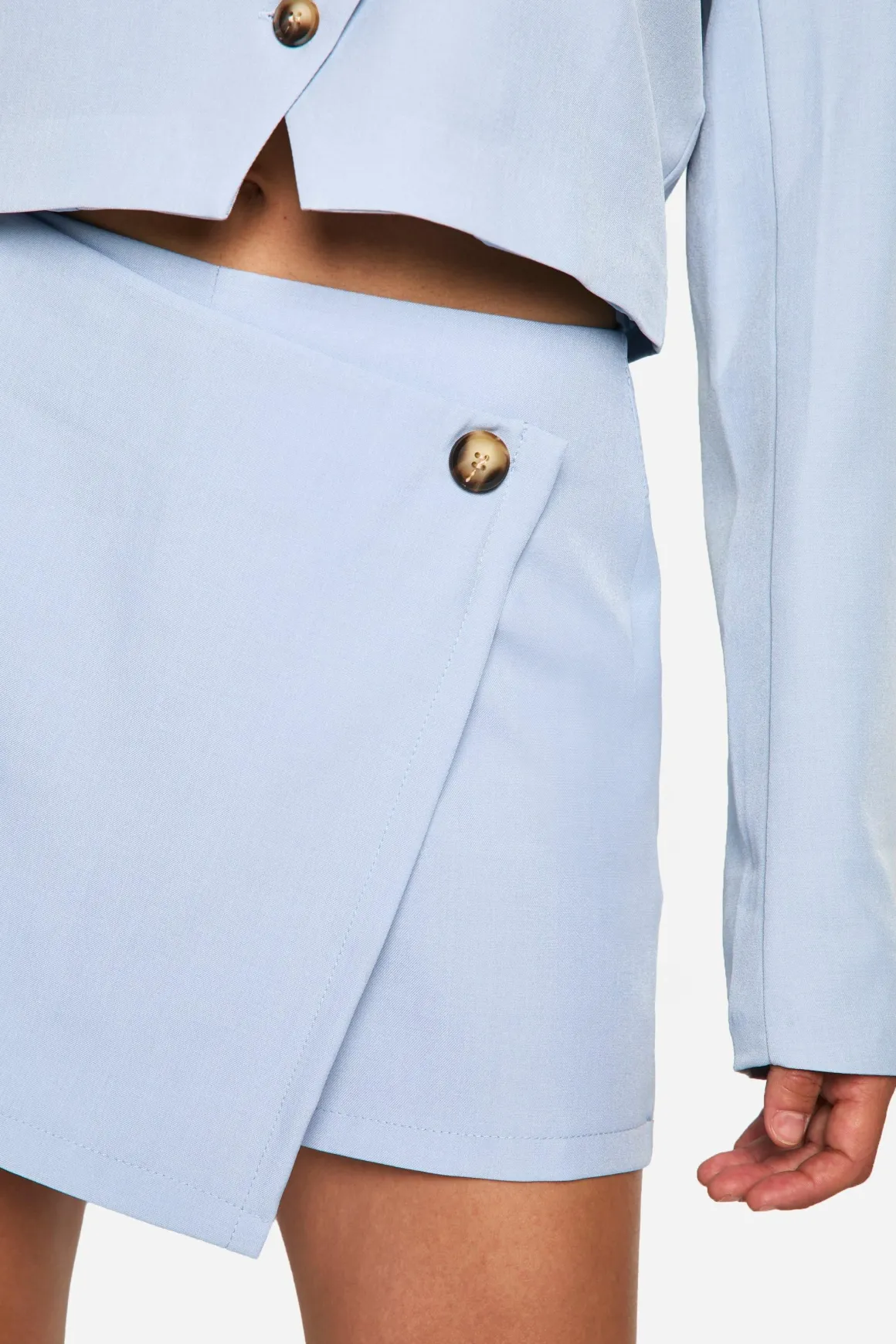 Skort ajusté à enroulement frontal