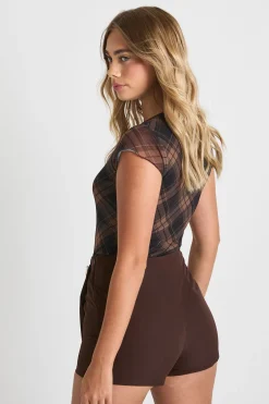 Skort mini à devant enveloppé avec garniture dorée