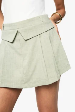 Skort plissé ajusté à rabat