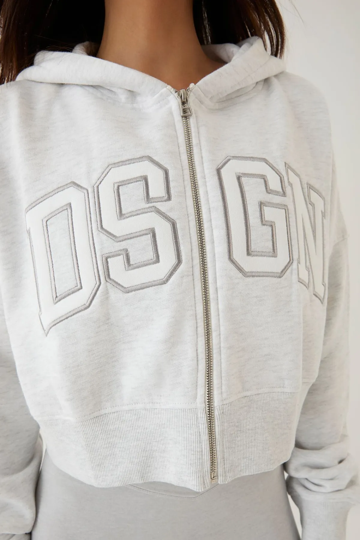 DSGN Studio Sweat À Casynthétiqueche Court Boxy Zippé Avec Appliqué Collegiate<Femme Sweats À Capuche Et Sweatshirts|Dsgn Studio