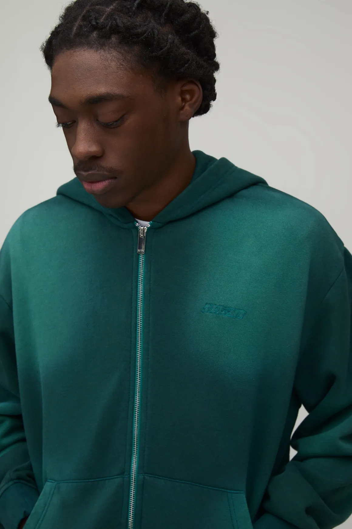 Sweat à Casynthétiqueche Oversize Boxy avec Finition Spray Wash, Broderie Homme et Double Zip Traversant