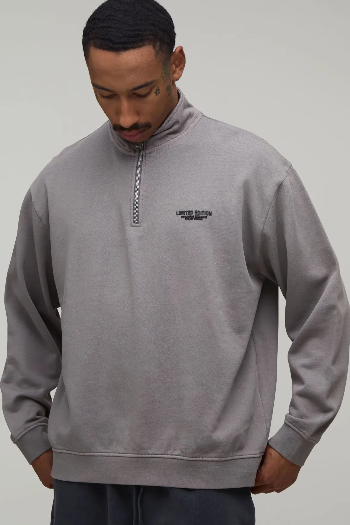 Sweat Col Montant Zippé 1/4 Oversize Édition Limitée Effet Délavé Texte En Relief