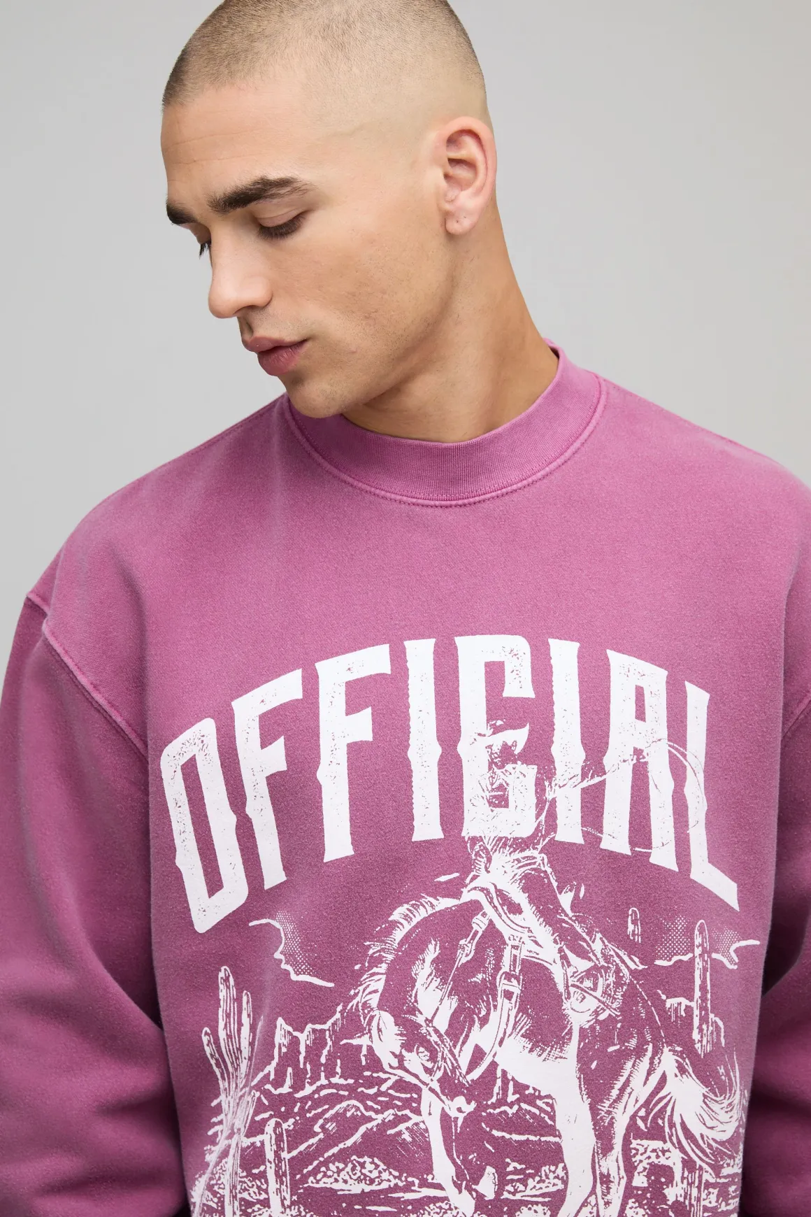 Sweat-shirt bordeaux délavé, surdimensionné, coupe boxy, à imprimé western et col allongé.