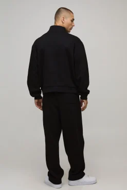 Sweat-shirt oversize, coupe boxy, style universitaire, col entonnoir et fermeture éclair quarter zip.