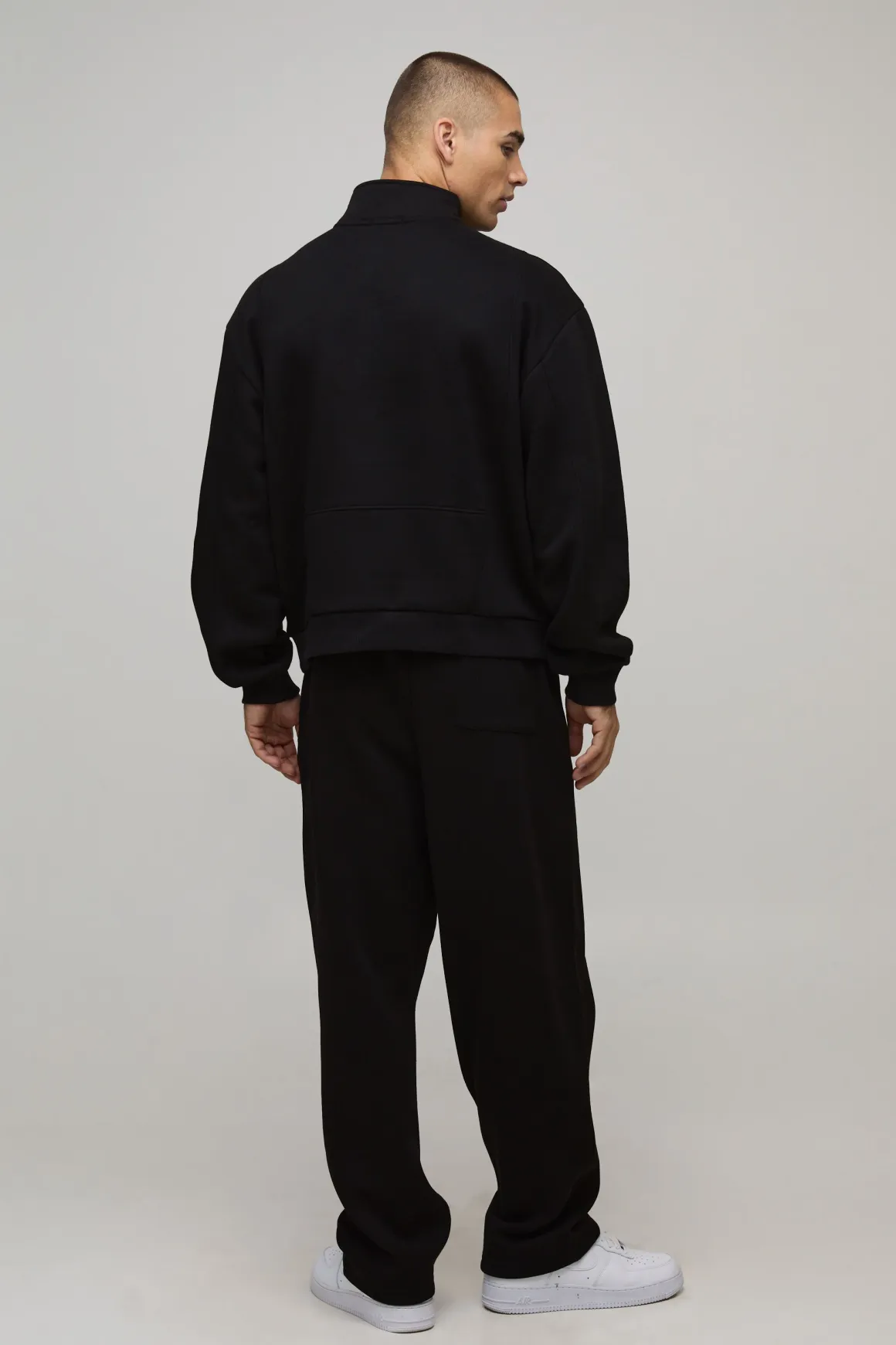 Sweat-shirt oversize, coupe boxy, style universitaire, col entonnoir et fermeture éclair quarter zip.