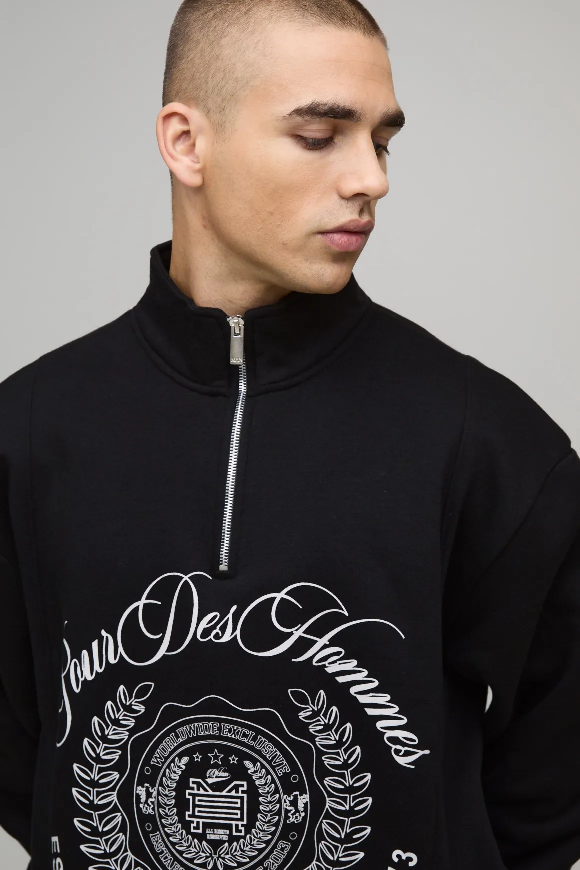 Sweat-shirt oversize, coupe boxy, style universitaire, col entonnoir et fermeture éclair quarter zip.