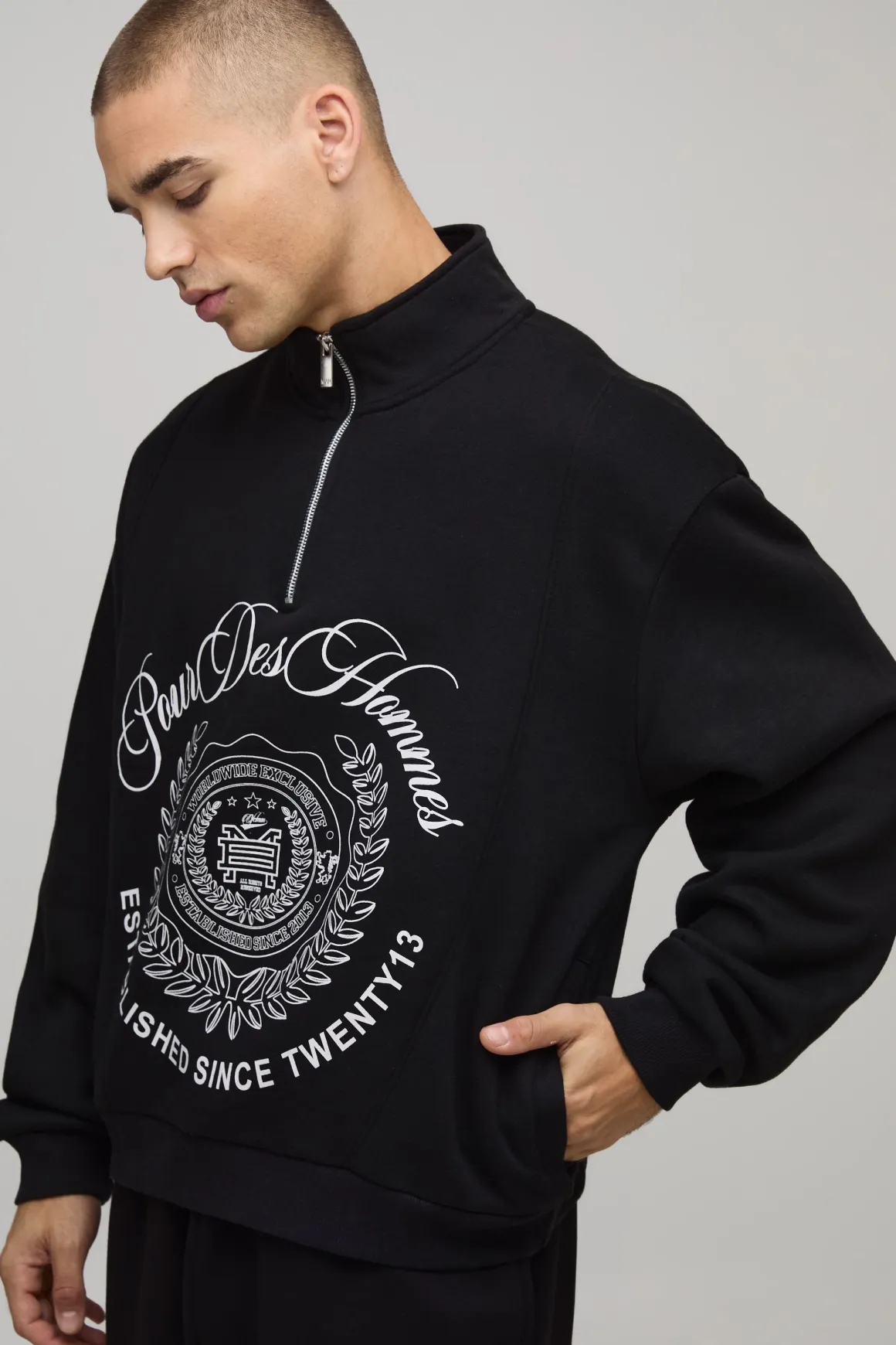 Sweat-shirt oversize, coupe boxy, style universitaire, col entonnoir et fermeture éclair quarter zip.